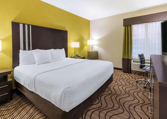 La Quinta By Wyndham Artesia Hotel
